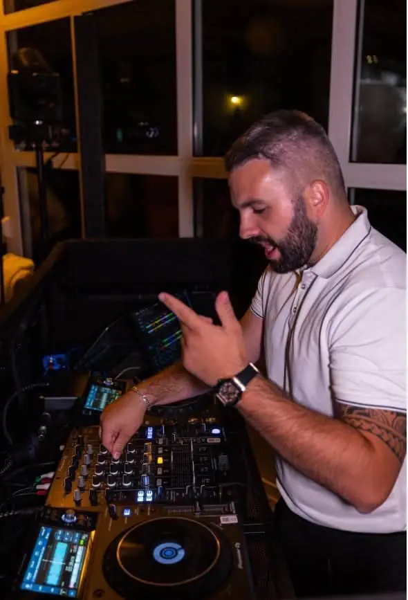 Loïc aux platines pendant la soirée dansante d'un mariage