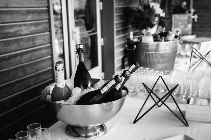 Bouteilles de champagne au frais lors d'un cocktail de mariage