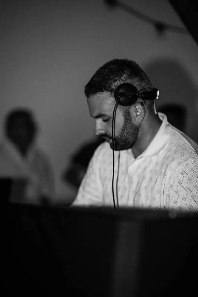 Loïc concentré dans le mix, photo noir et blanc