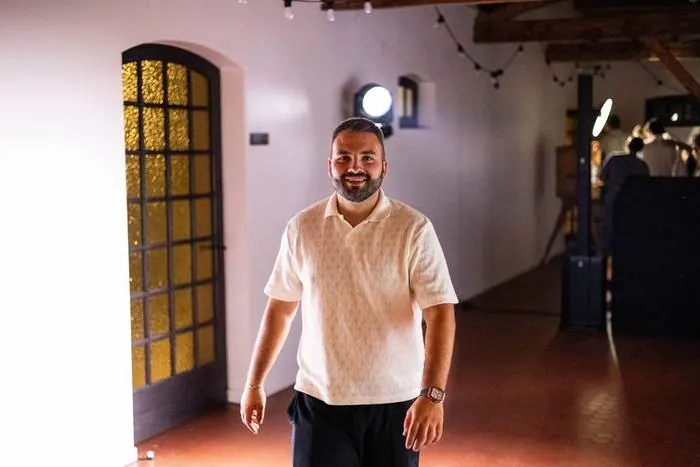 Loïc Mariolan dans une salle de réception avant la soirée