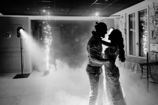 Première danse des mariés dans un nuage de fumée lourde