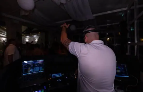 DJ vu de dos, en immersion au milieu des invités