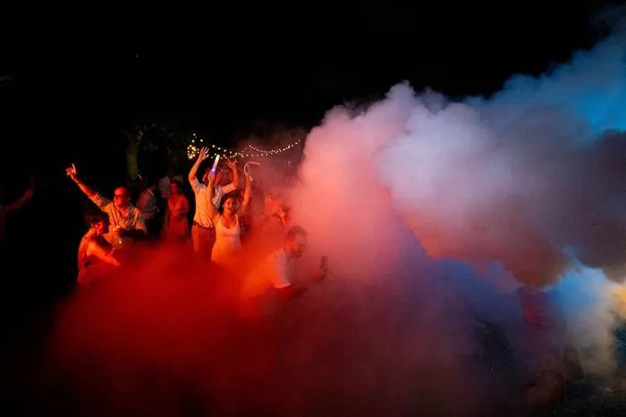 Ambiance de soirée dans la fumée colorée et les lumières