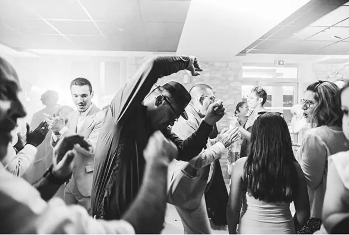 Invités les bras en l'air sur la piste de danse, en noir et blanc