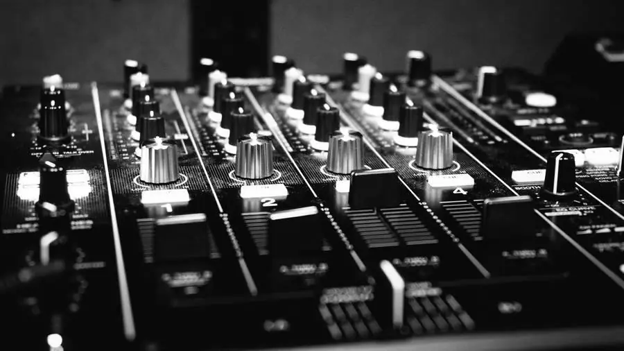 Console de mixage en gros plan pendant la prestation