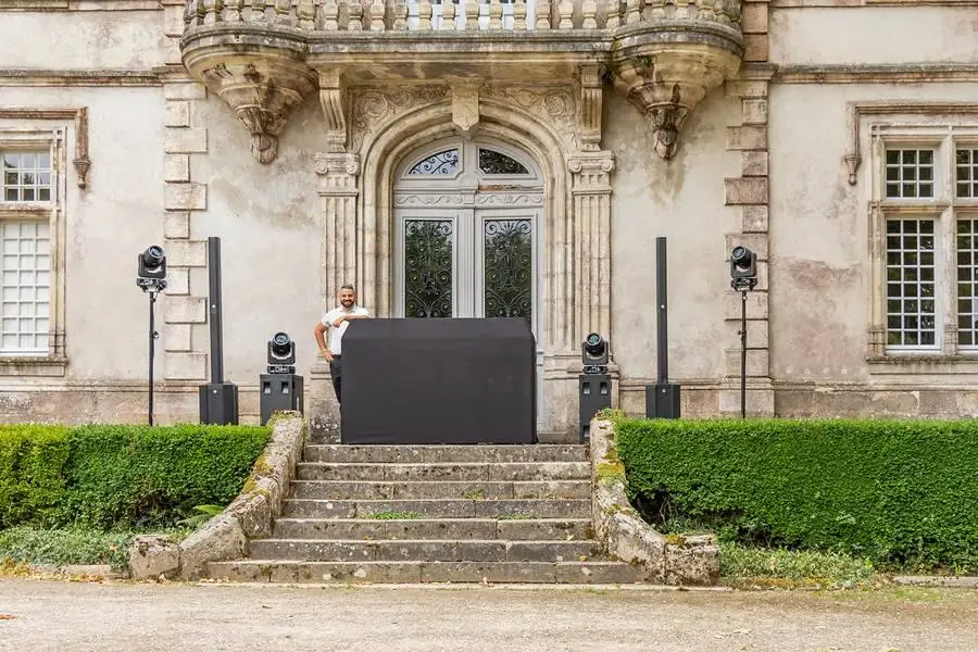 Installation technique MALOH EVENTS sur le perron d'un château