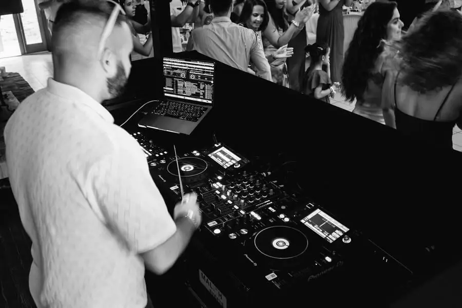 Loïc en train de mixer, photo noir et blanc