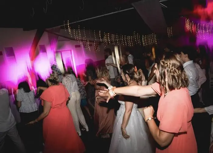 Piste de danse de mariage sous les lumières roses
