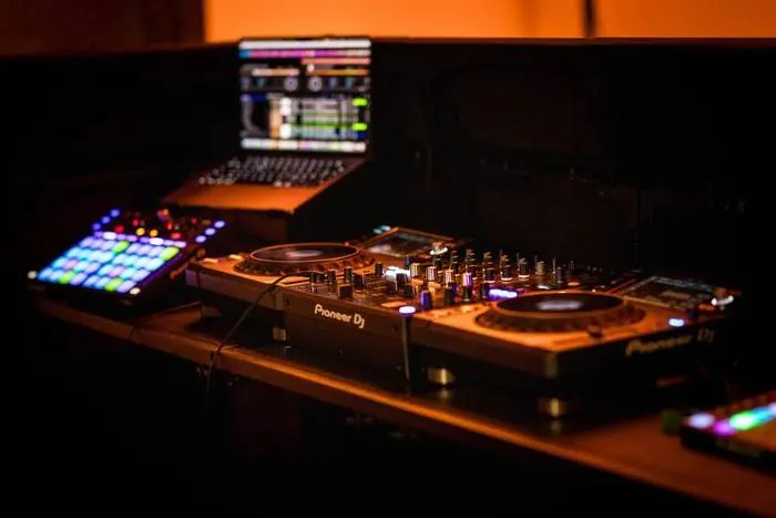 Régie DJ complète installée : platines, contrôleur et ordinateur