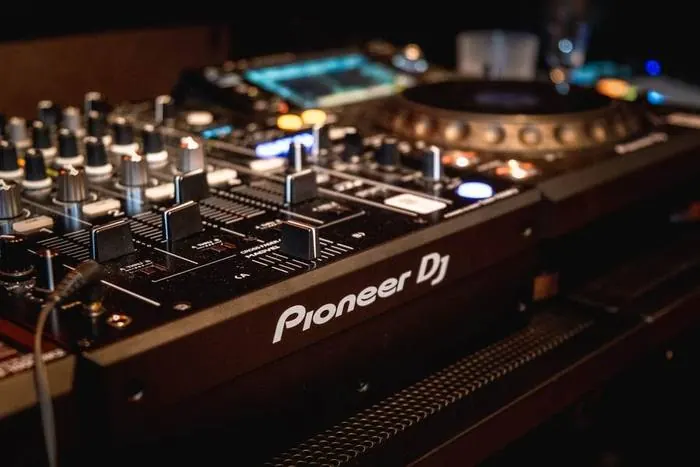 Gros plan sur la table de mixage Pioneer DJ